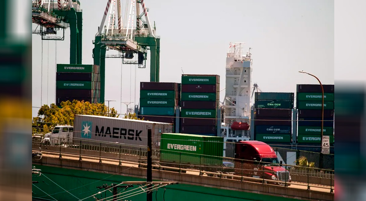 Grúas descargan contenedores en el puerto de Los Ángeles, California, en una fotografía de archivo.